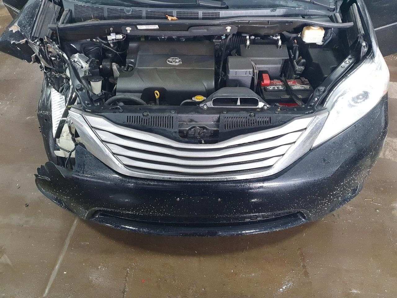 2015 TOYOTA SIENNA XLE photo 23