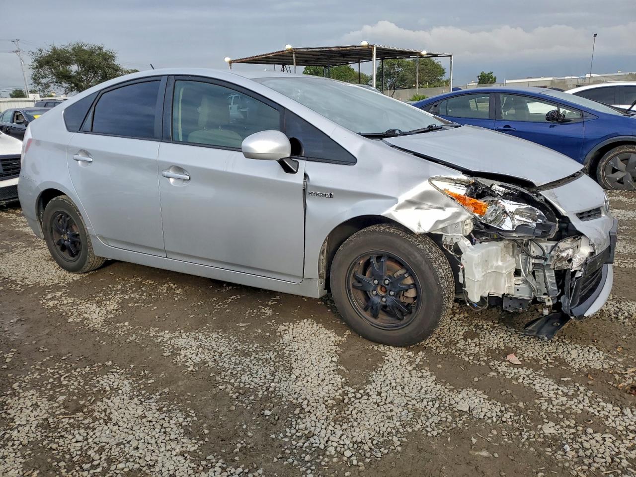 2015 TOYOTA PRIUS photo 4