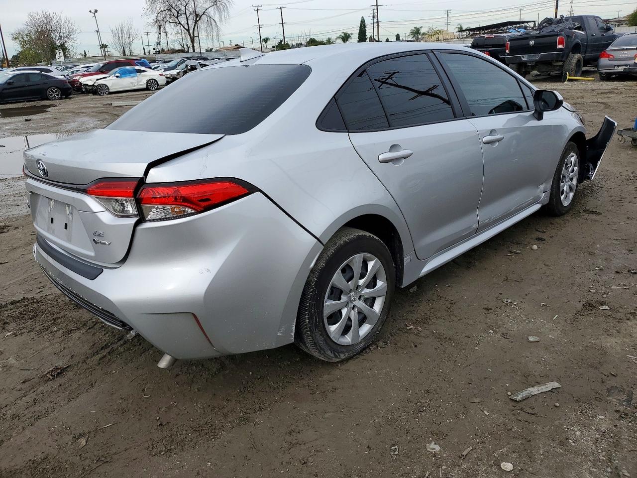 2025 TOYOTA COROLLA LE photo 3