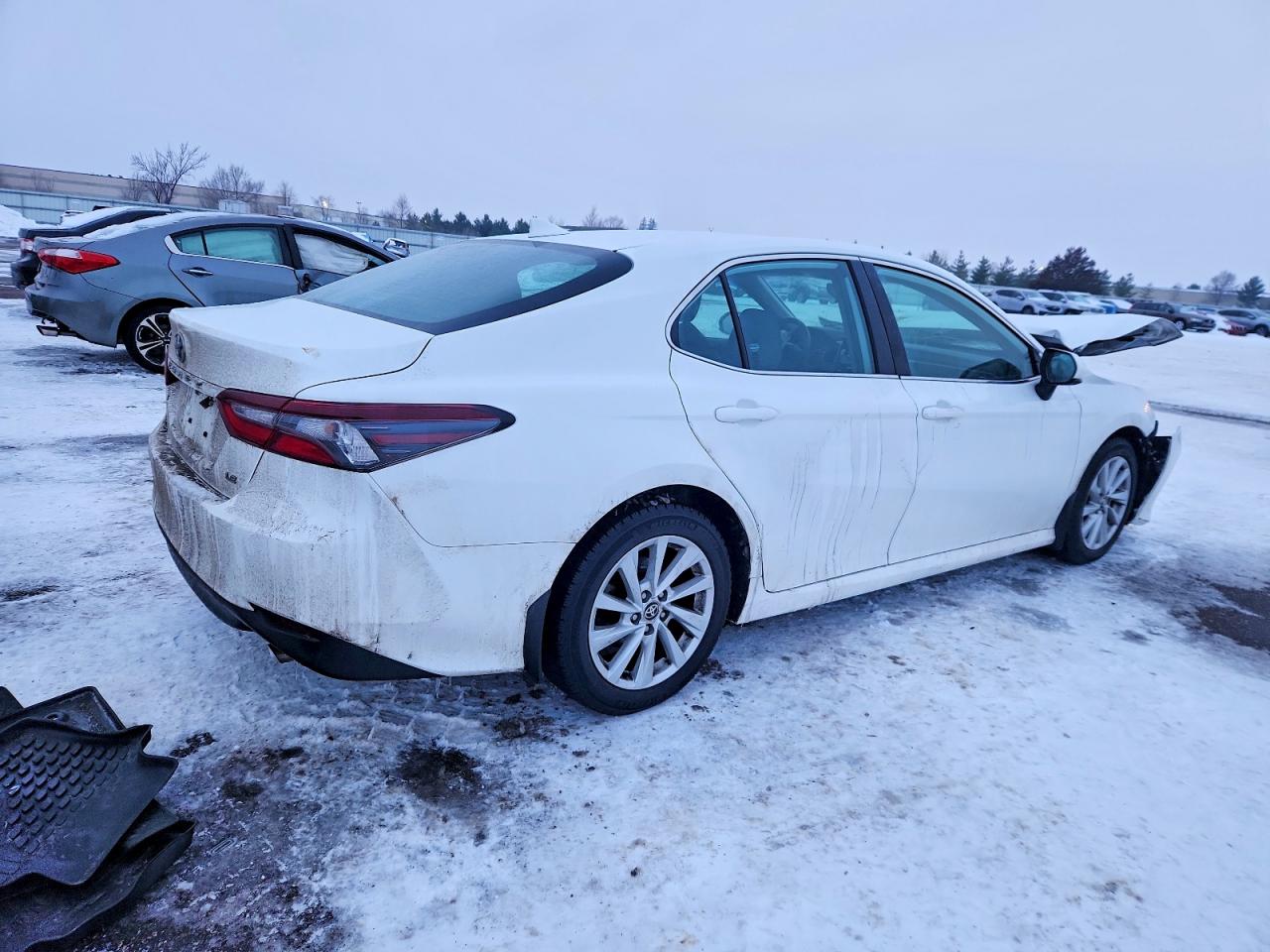 2022 TOYOTA CAMRY LE photo 3