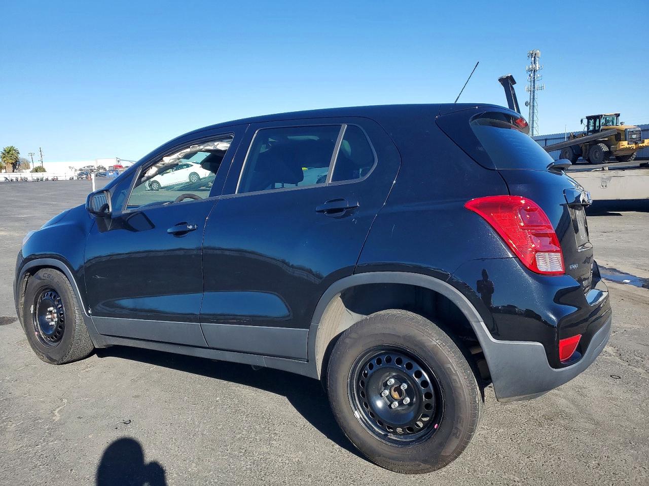 2017 CHEVROLET TRAX LS photo 2