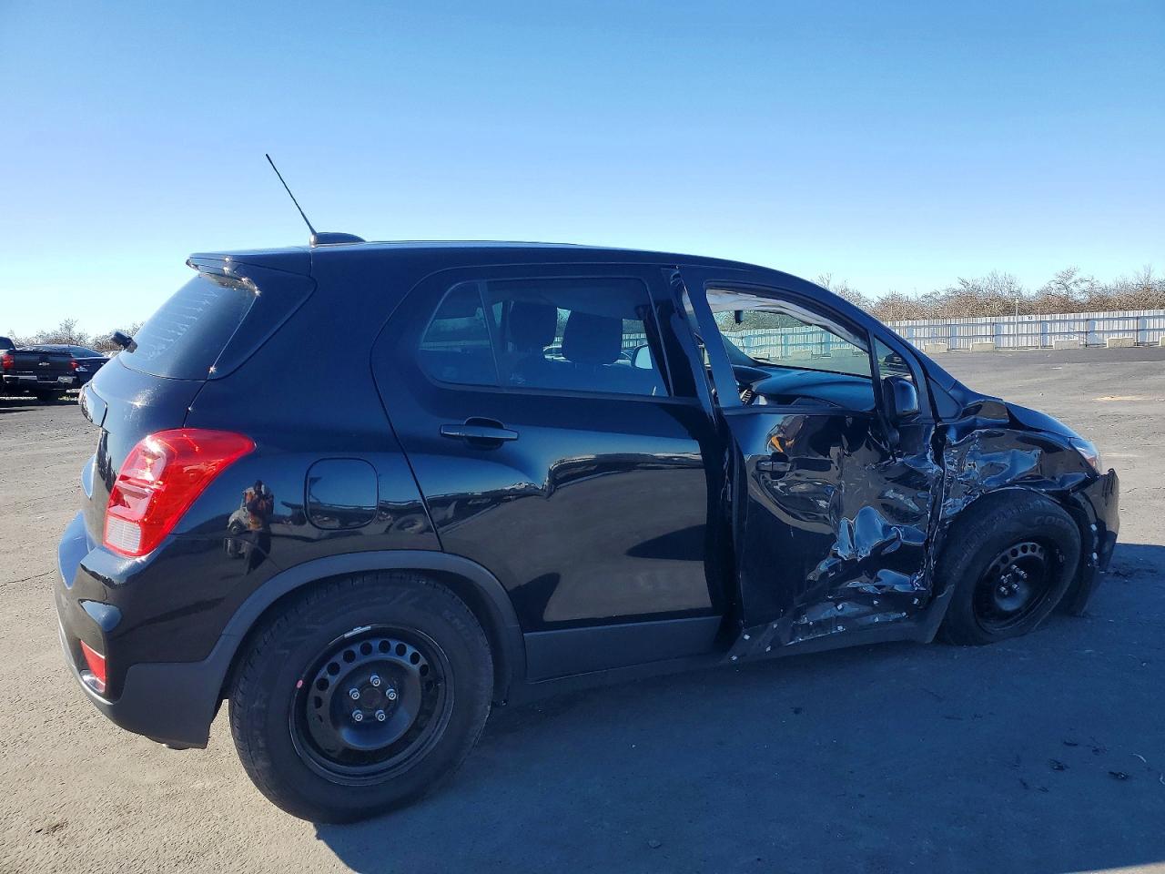 2017 CHEVROLET TRAX LS photo 3