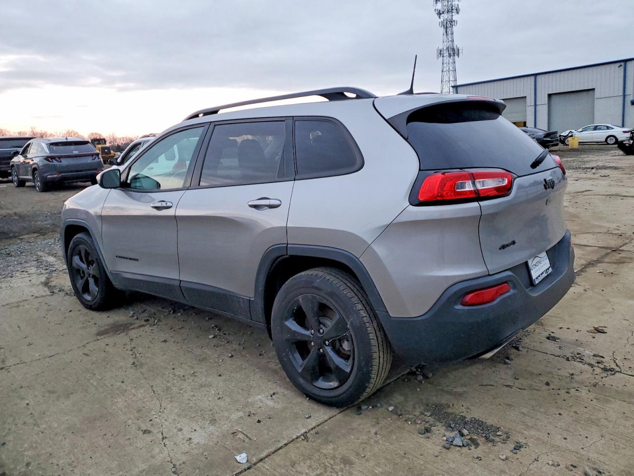 2016 JEEP CHEROKEE LATITUDE photo 2