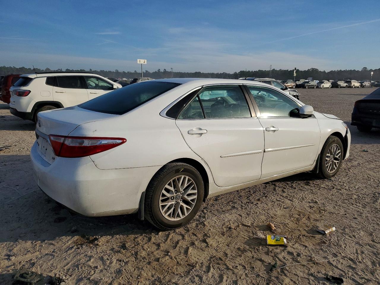 2016 TOYOTA CAMRY LE photo 3