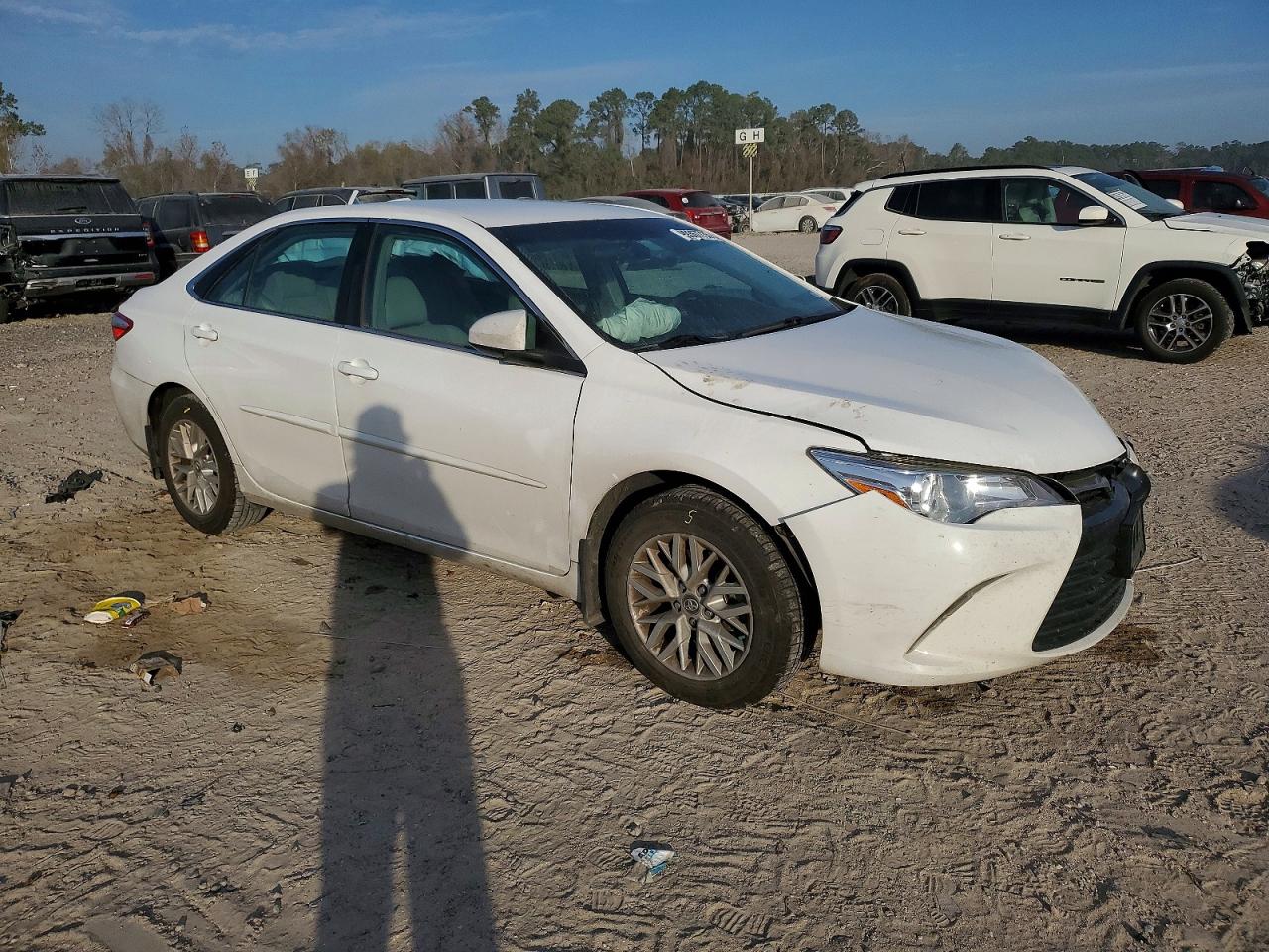 2016 TOYOTA CAMRY LE photo 4