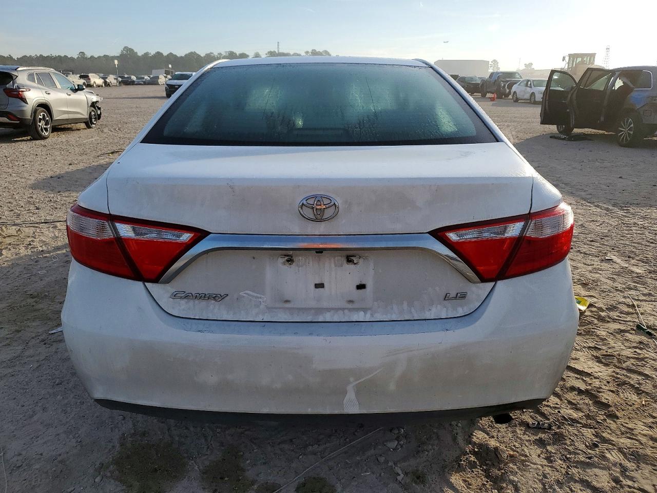 2016 TOYOTA CAMRY LE photo 6