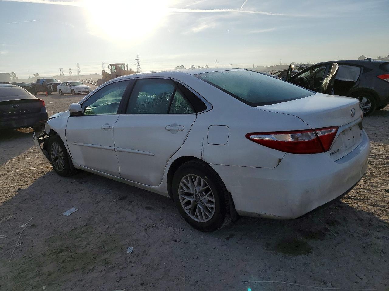 2016 TOYOTA CAMRY LE photo 2