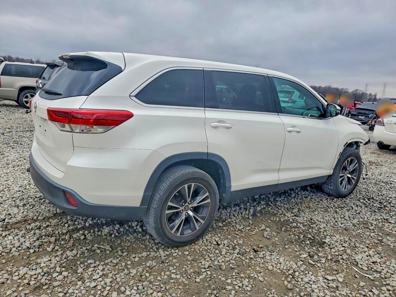 2019 TOYOTA HIGHLANDER LE photo 3