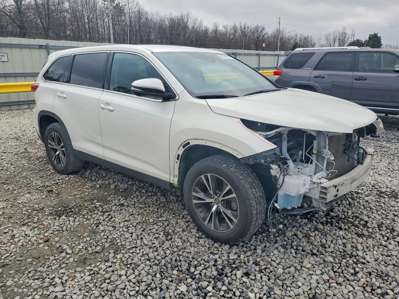 2019 TOYOTA HIGHLANDER LE photo 4