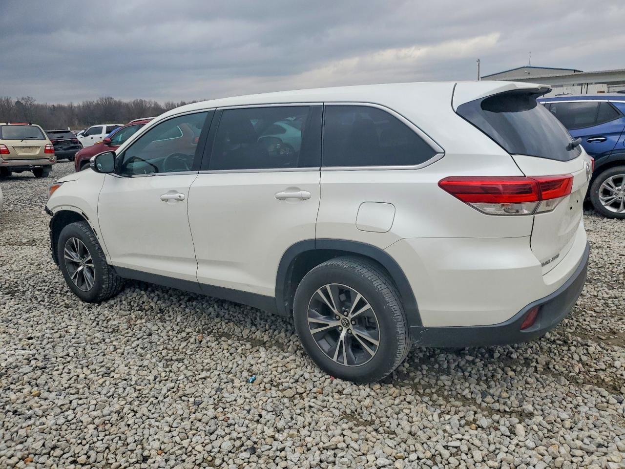 2019 TOYOTA HIGHLANDER LE photo 2