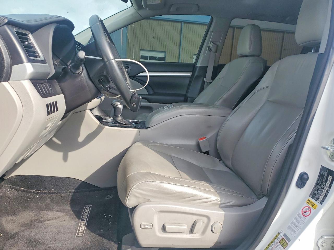 2016 TOYOTA HIGHLANDER XLE photo 7