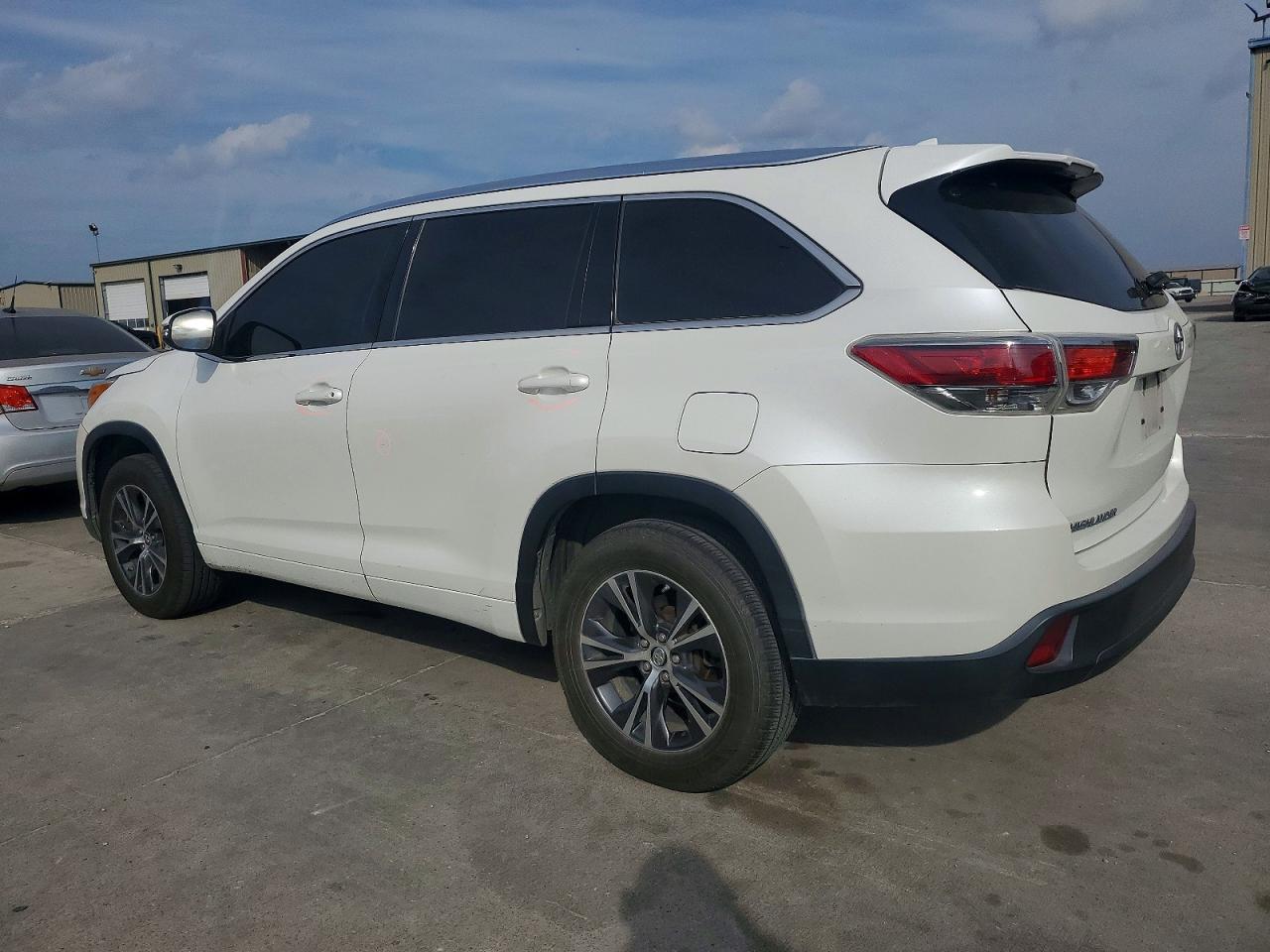 2016 TOYOTA HIGHLANDER XLE photo 2