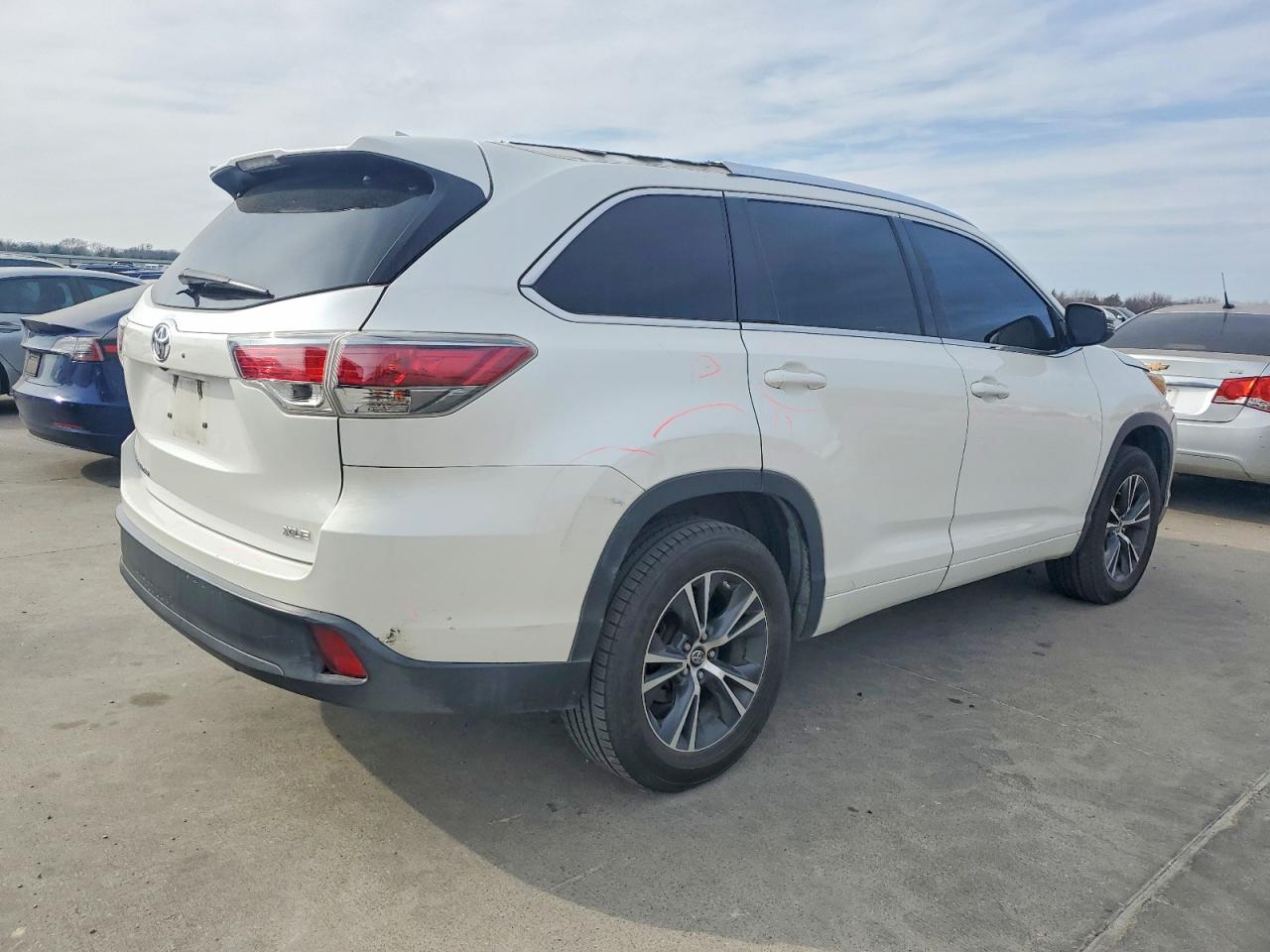 2016 TOYOTA HIGHLANDER XLE photo 3