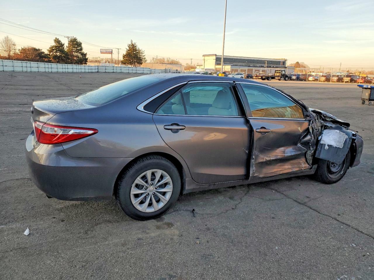 2017 TOYOTA CAMRY HYBRID photo 3
