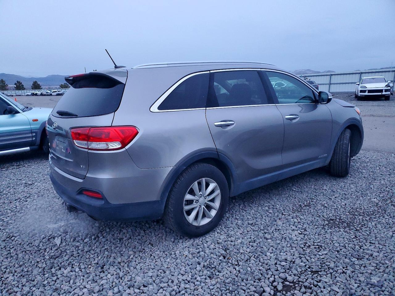 2016 KIA SORENTO LX photo 3