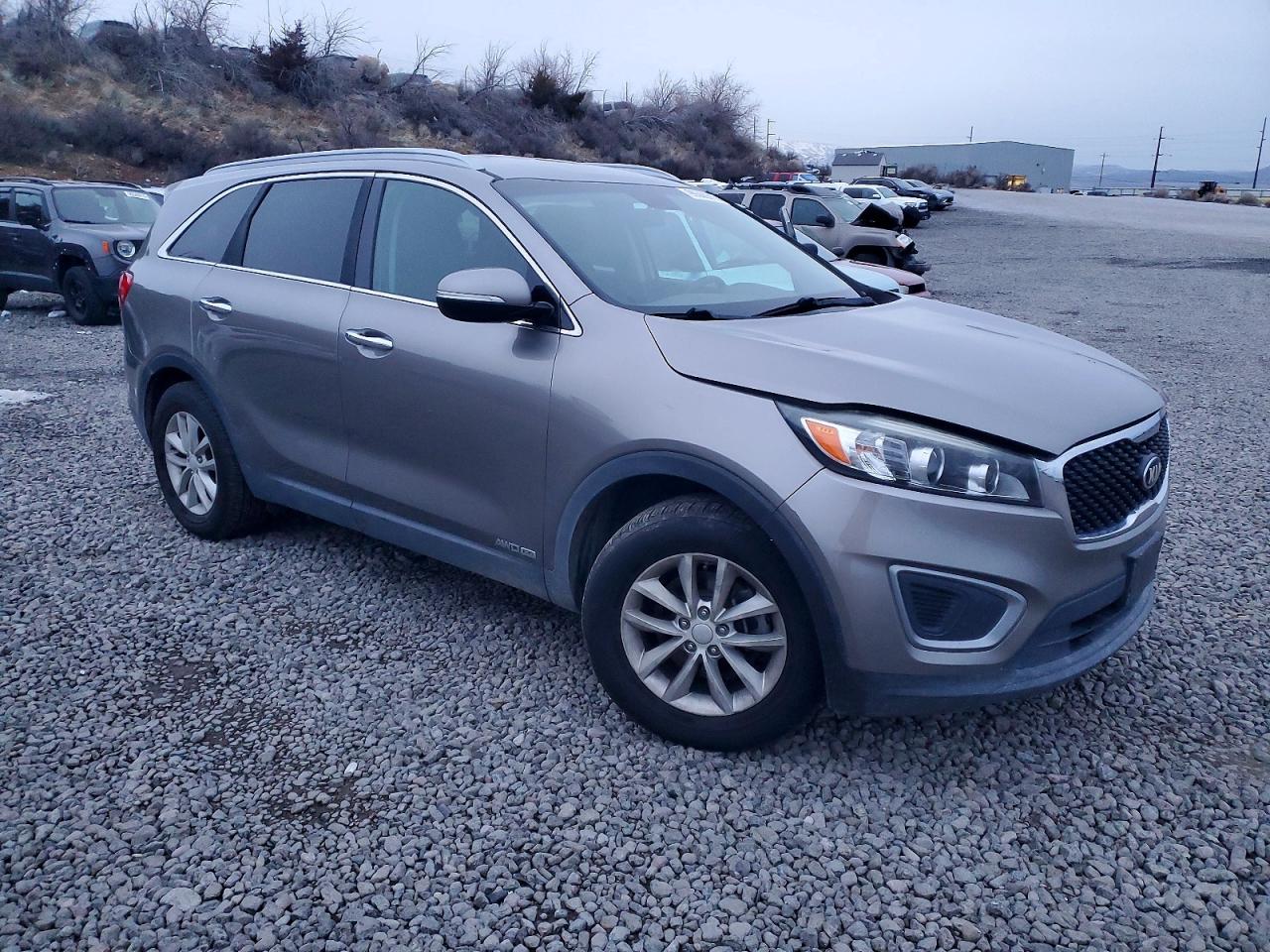 2016 KIA SORENTO LX photo 4