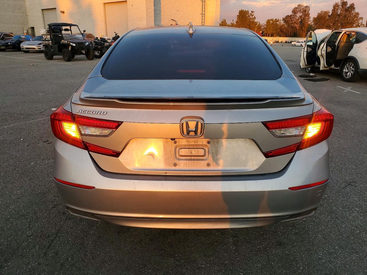 2018 HONDA ACCORD LX photo 6