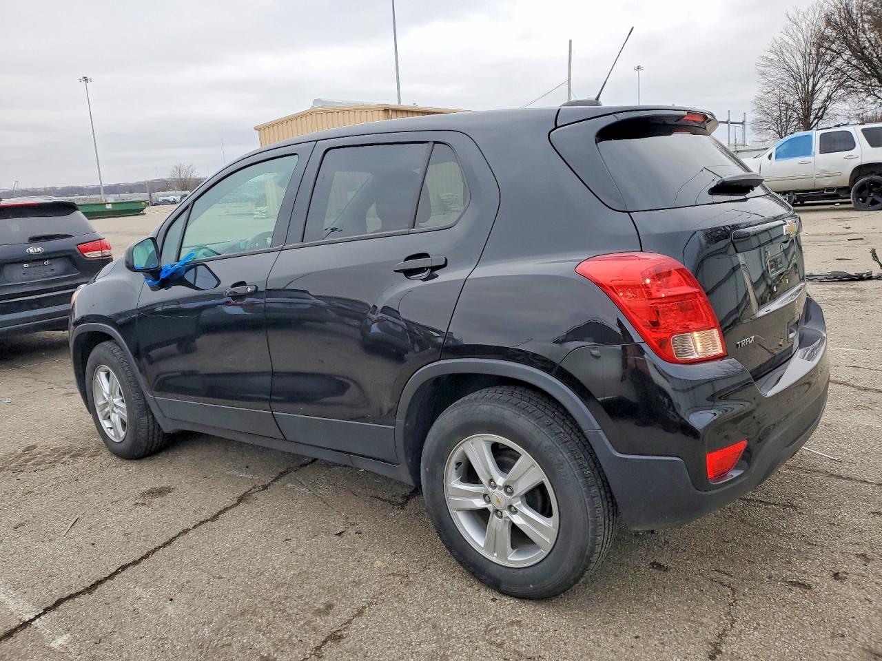 2020 CHEVROLET TRAX LS photo 2