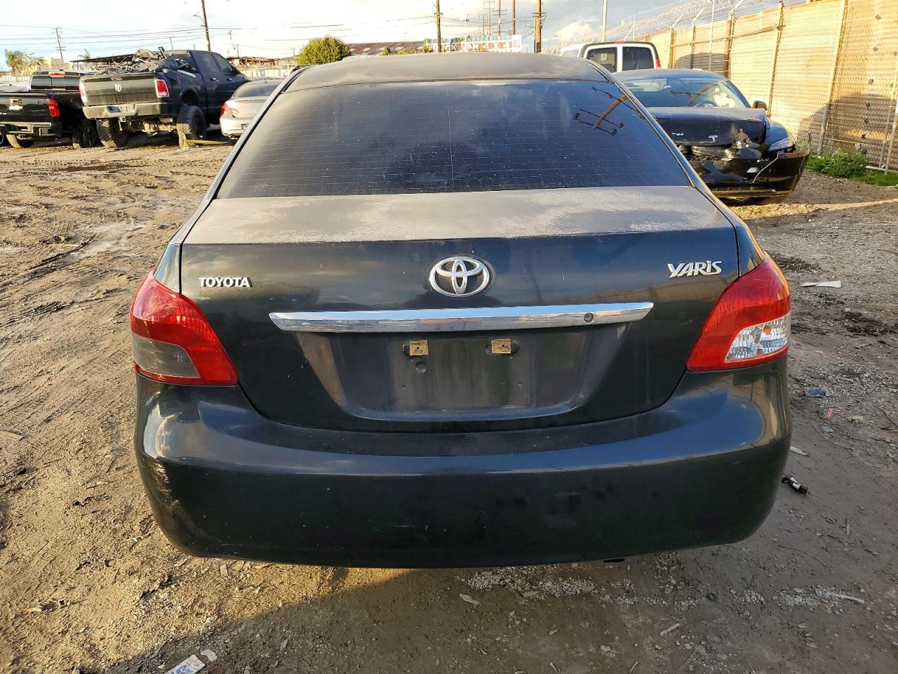 2010 TOYOTA YARIS photo 11