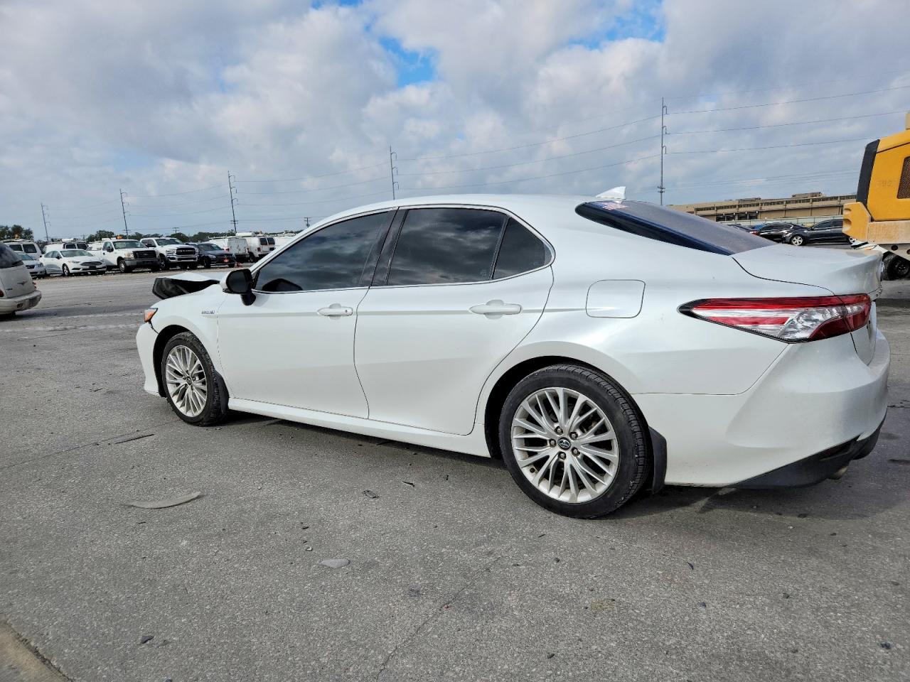 2020 TOYOTA CAMRY XLE photo 2