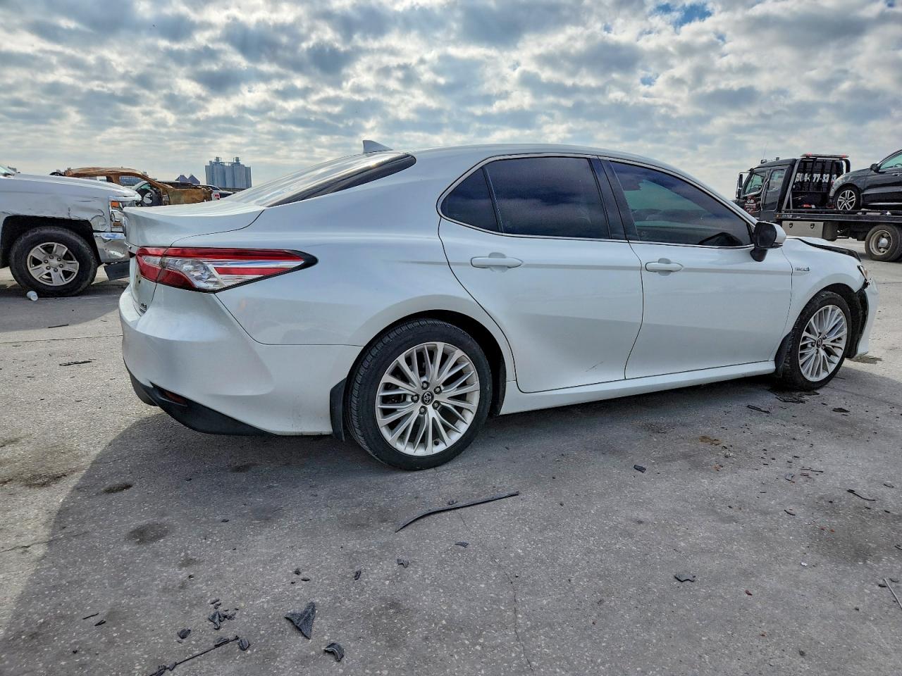 2020 TOYOTA CAMRY XLE photo 3