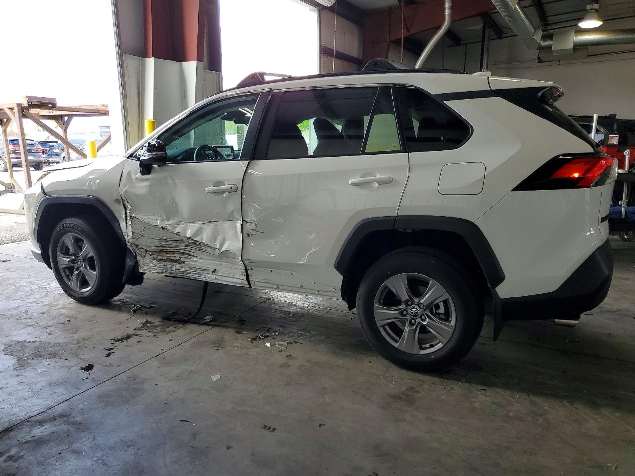 2024 TOYOTA RAV4 XLE photo 2
