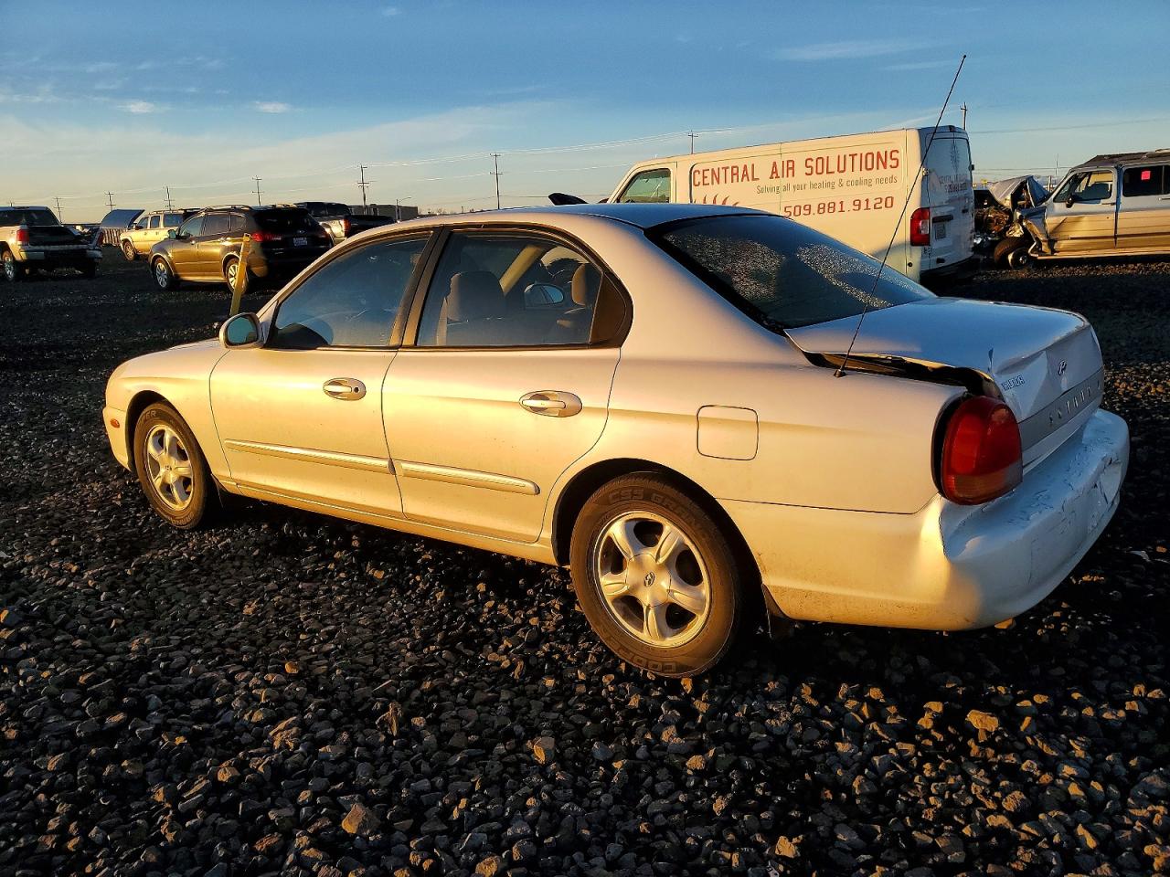 2001 HYUNDAI SONATA GL photo 2