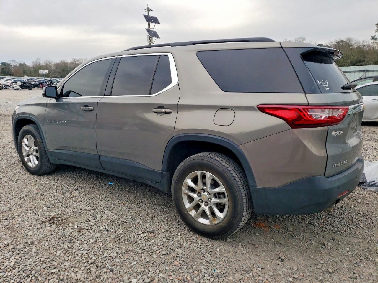 2019 CHEVROLET TRAVERSE LT photo 2