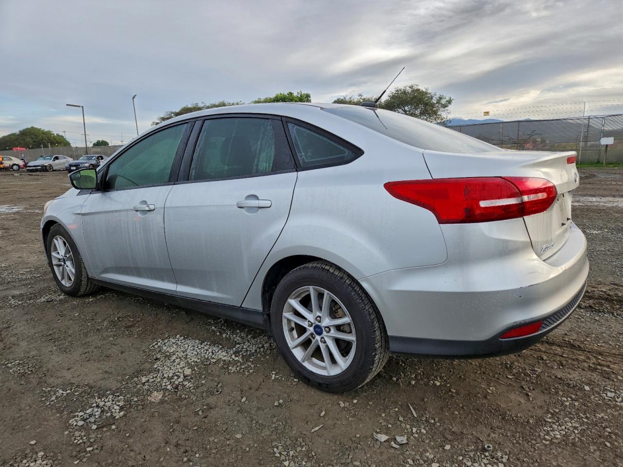 2018 FORD FOCUS SE photo 2
