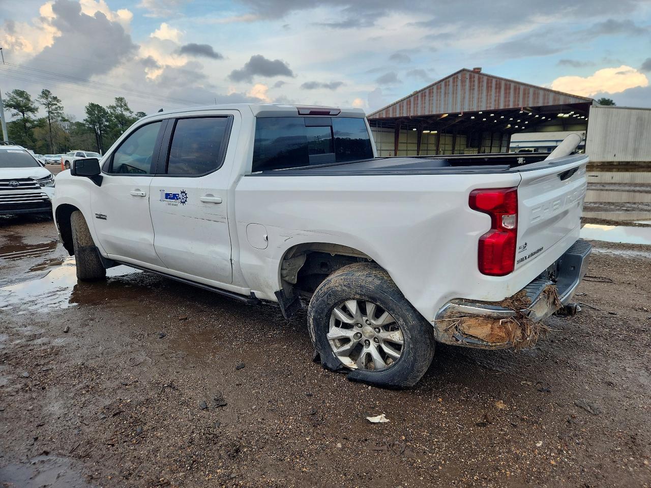 2020 CHEVROLET SILVERADO K1500 LT photo 2