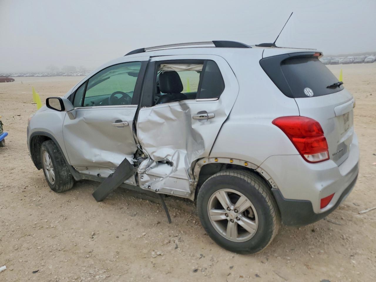 2018 CHEVROLET TRAX 1LT photo 2