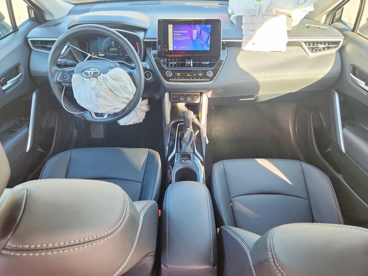 2023 TOYOTA COROLLA CROSS XLE photo 8