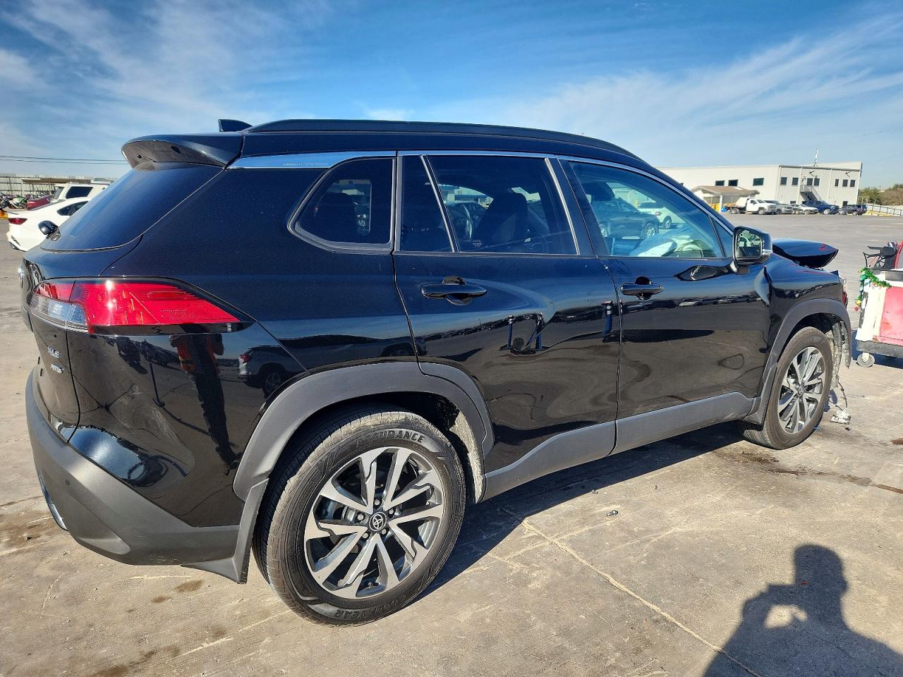 2023 TOYOTA COROLLA CROSS XLE photo 3