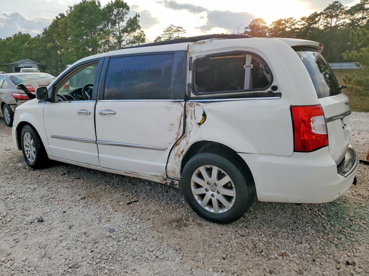 2012 CHRYSLER TOWN & COUNTRY TOURING L photo 2