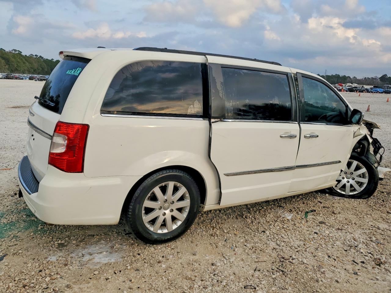2012 CHRYSLER TOWN & COUNTRY TOURING L photo 3