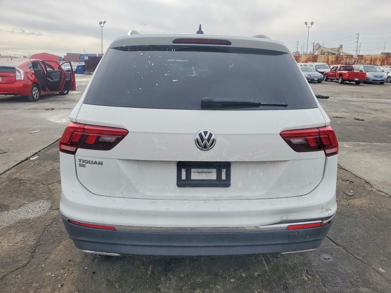 2021 VOLKSWAGEN TIGUAN SE photo 6