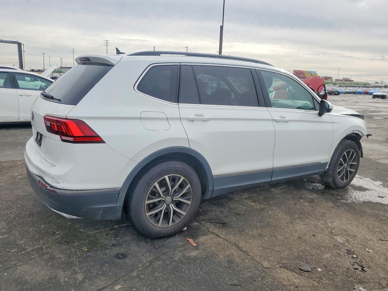 2021 VOLKSWAGEN TIGUAN SE photo 3