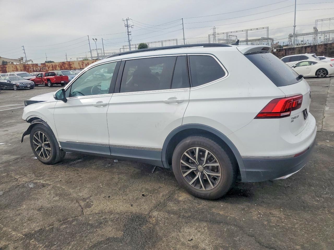 2021 VOLKSWAGEN TIGUAN SE photo 2