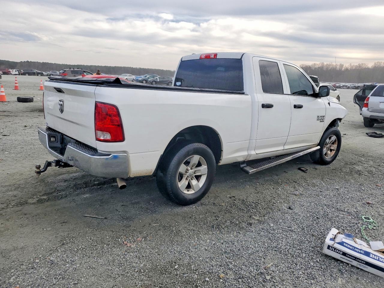 2019 RAM 1500 CLASSIC TRADESMAN photo 3