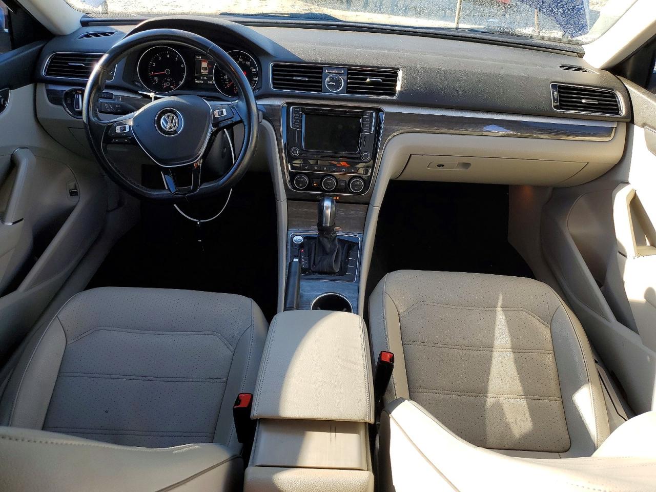2017 VOLKSWAGEN PASSAT SE photo 8