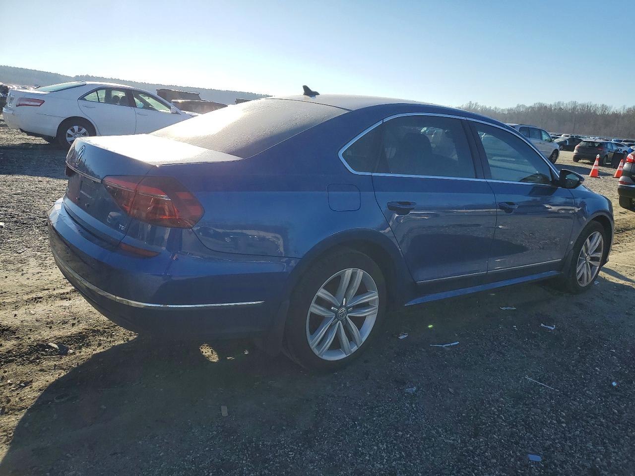 2017 VOLKSWAGEN PASSAT SE photo 3