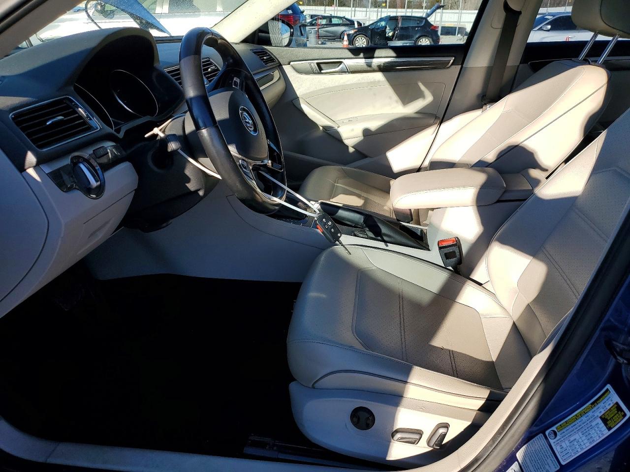 2017 VOLKSWAGEN PASSAT SE photo 7