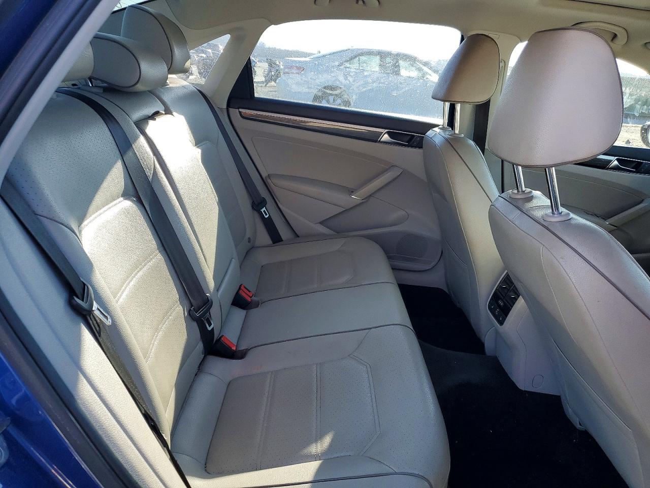 2017 VOLKSWAGEN PASSAT SE photo 10
