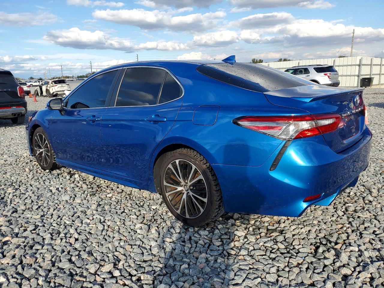 2019 TOYOTA CAMRY SE photo 2