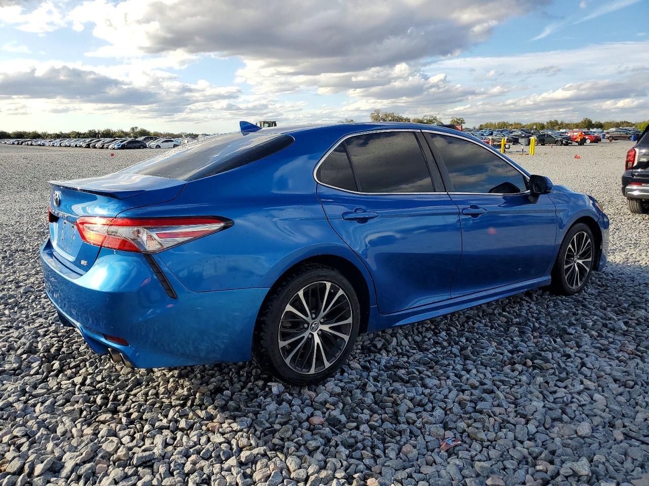 2019 TOYOTA CAMRY SE photo 3