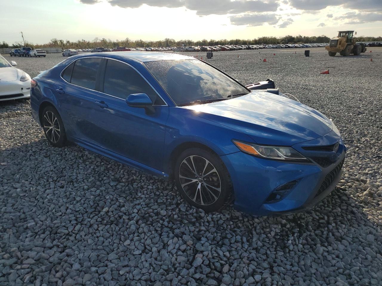 2019 TOYOTA CAMRY SE photo 4