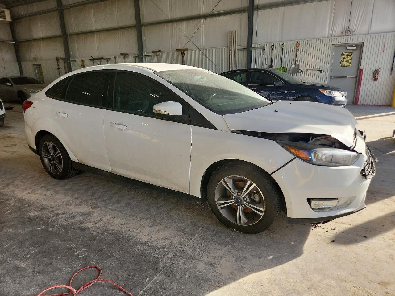 2017 FORD FOCUS SE photo 4
