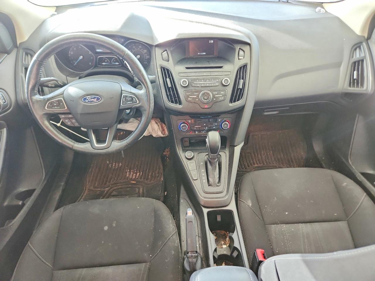 2017 FORD FOCUS SE photo 8