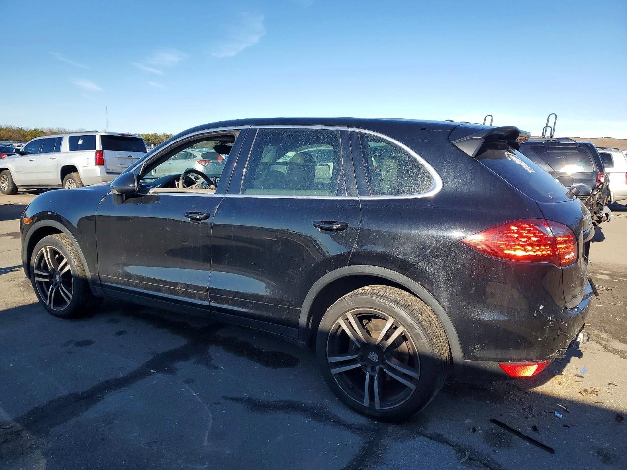 2013 PORSCHE CAYENNE photo 2