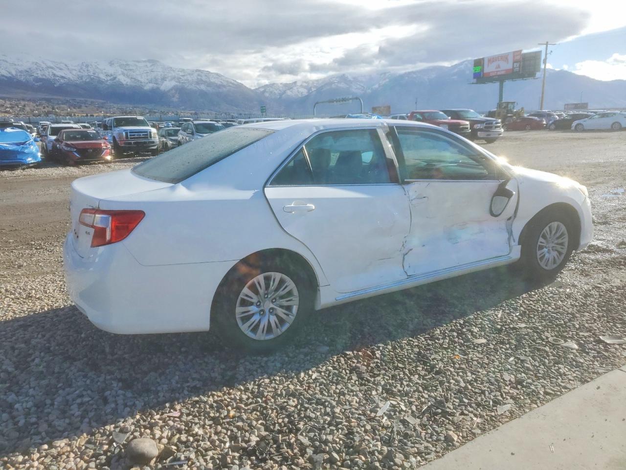 2014 TOYOTA CAMRY L photo 3